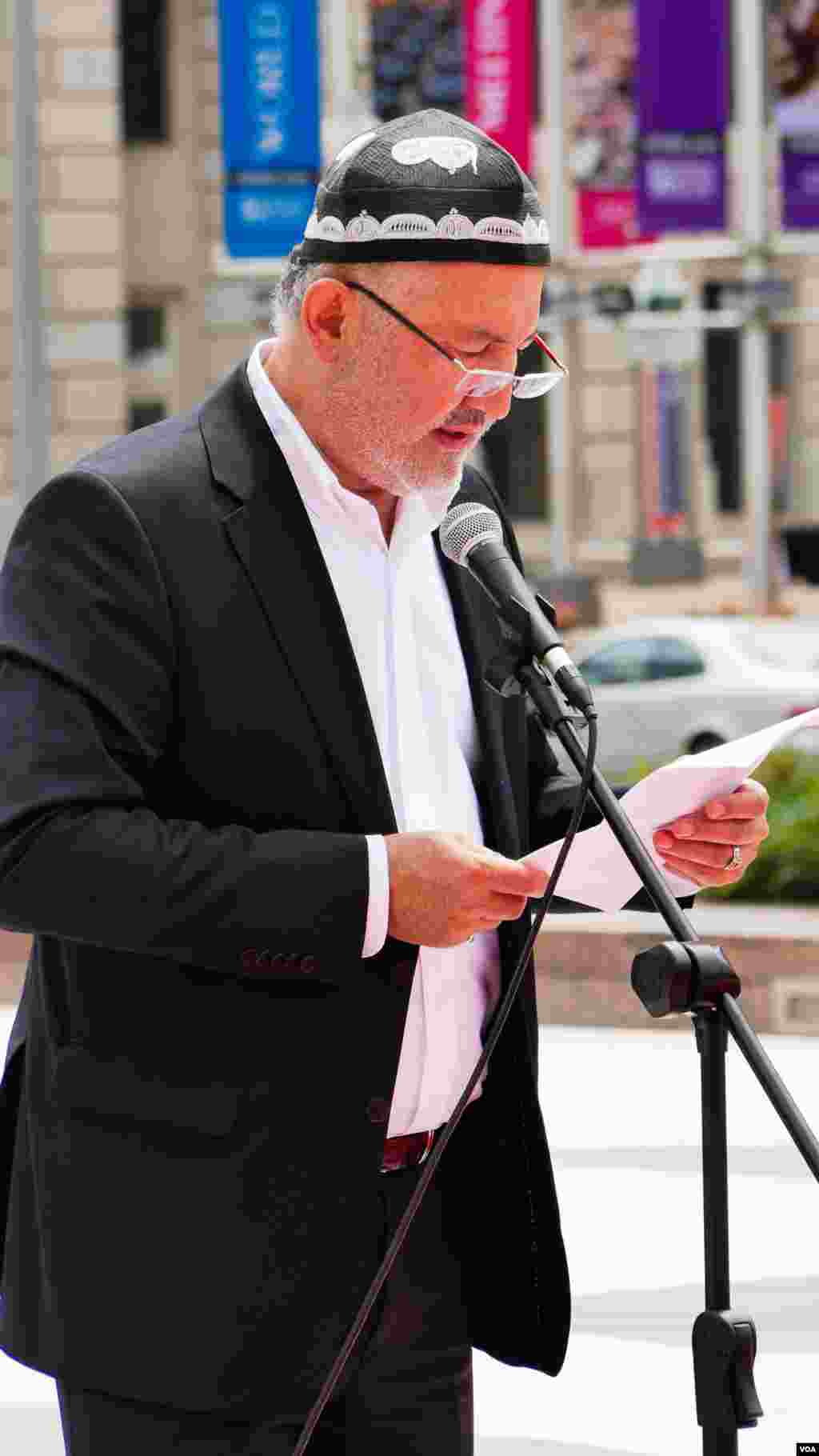 Vashingtonda Uyg'ur madaniy festivali. Tadbirdan so'ng jamoa Xitoy elchixonasi qarshisida norozilik namoyishi o'tkazdi, Vashington, 3-avgust, 2014-yil. Odil Ruzaliev surati
