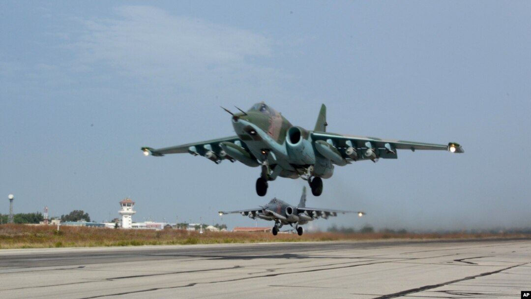 Rossiyaning Su-25 qiruvchi samolyoti navbatdagi hujumni amalga oshirish uchun havoga ko'tarilmoqda, Hemeymim havo bazasi, Suriya, 22-oktabr, 2015-yil.